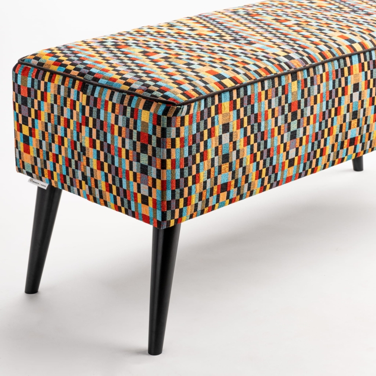 banc rembourré coloré, parfait pour le couloir