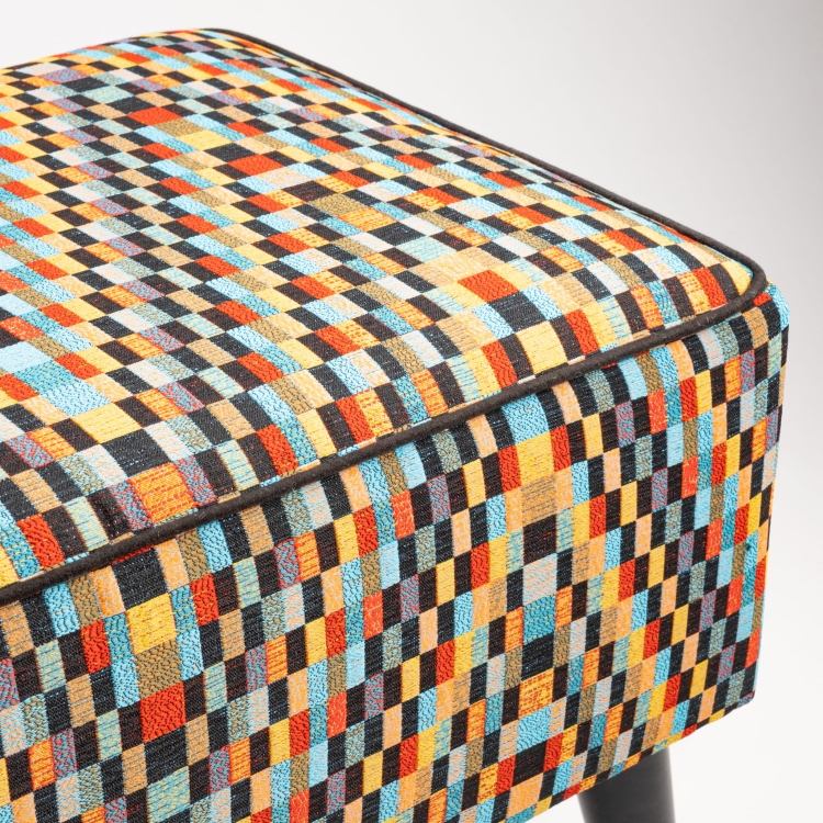 banc d'entrée coloré rembourré sur pieds noirs