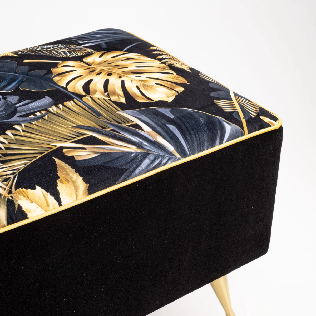 Banc avec motifs métalliques dorés et pieds dorés