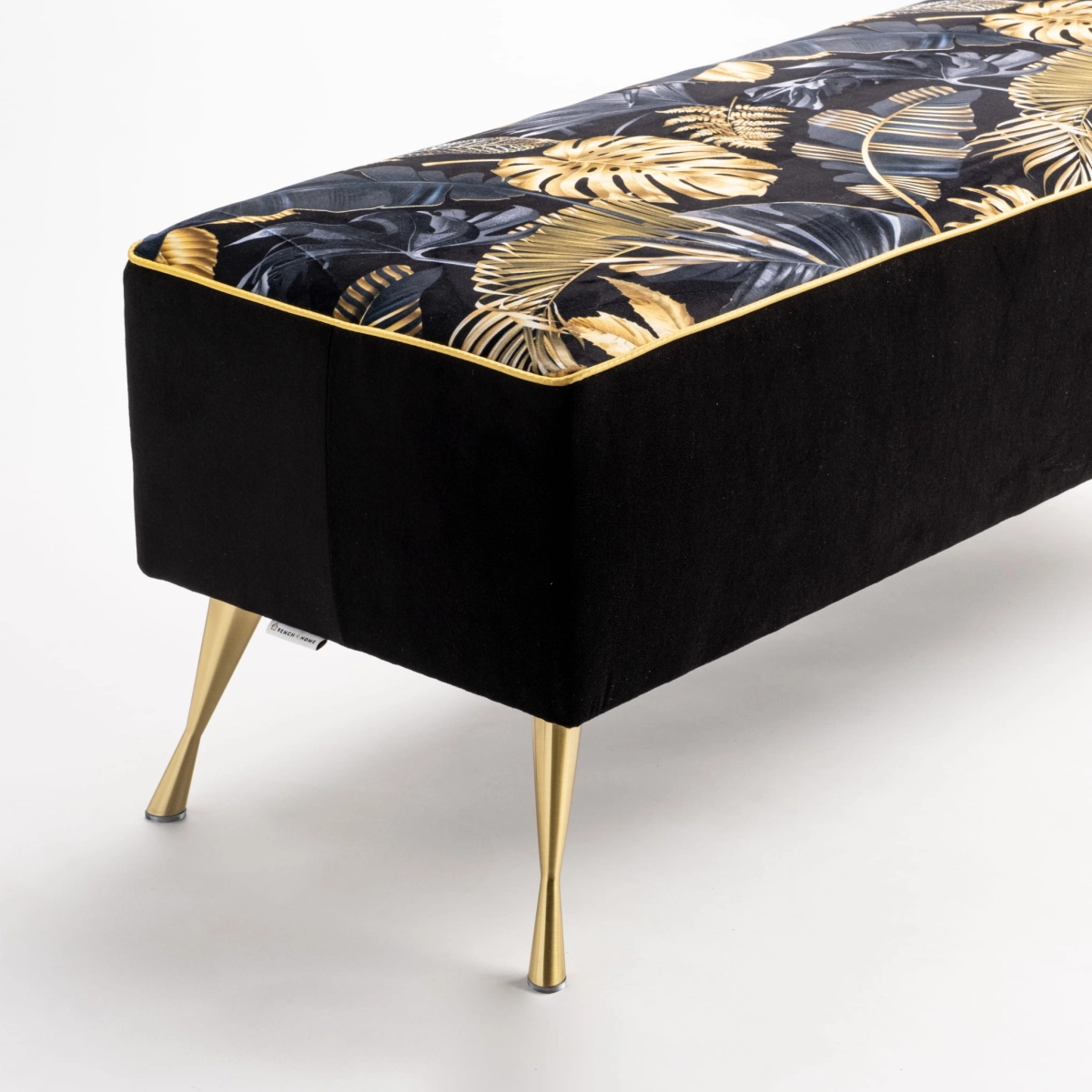 Banc rembourré avec motifs dorés et pieds en métal