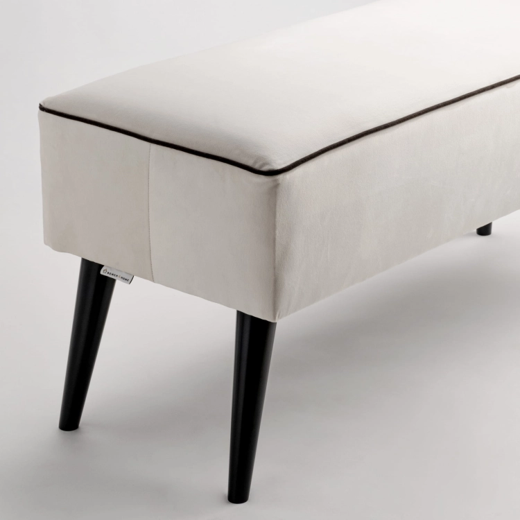 Banc de couleur crème et rembourré, parfait pour le couloir