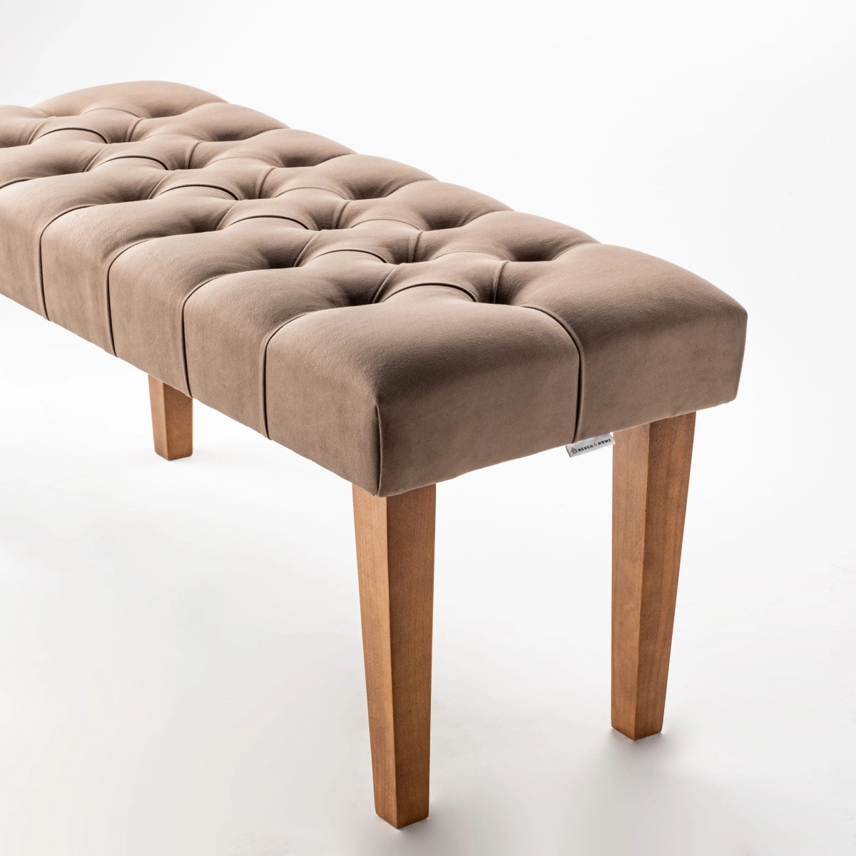 Banc matelassé marron avec pieds en bois naturel