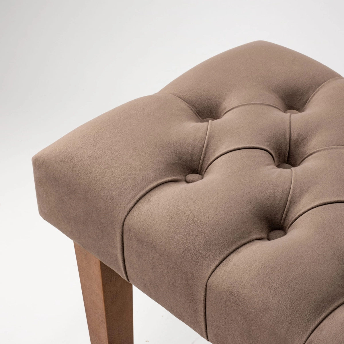 Banc capitonné marron avec base en bois