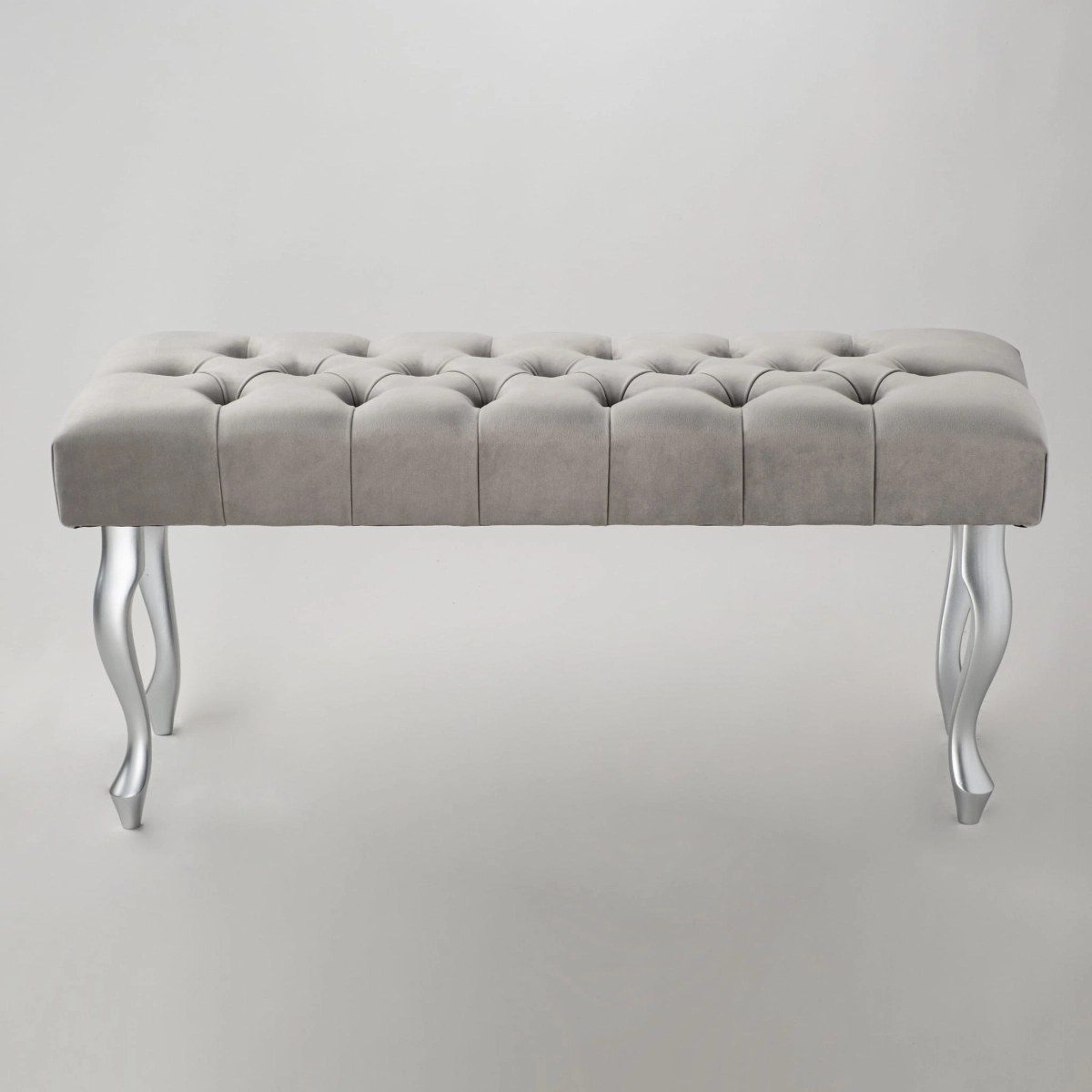 Banc rembourré gris avec pieds argentés - un meuble moderne et élégant pour le salon ou le couloir