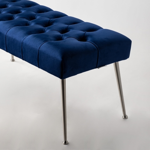 Banc matelassé bleu marine avec pieds en métal, parfait pour les intérieurs de style loft