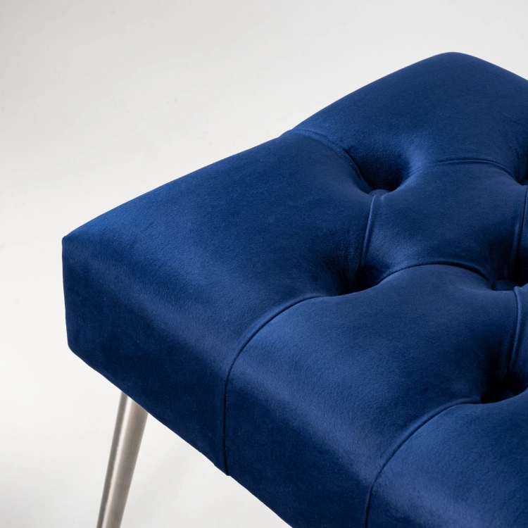 Banc matelassé bleu marine avec pieds en métal