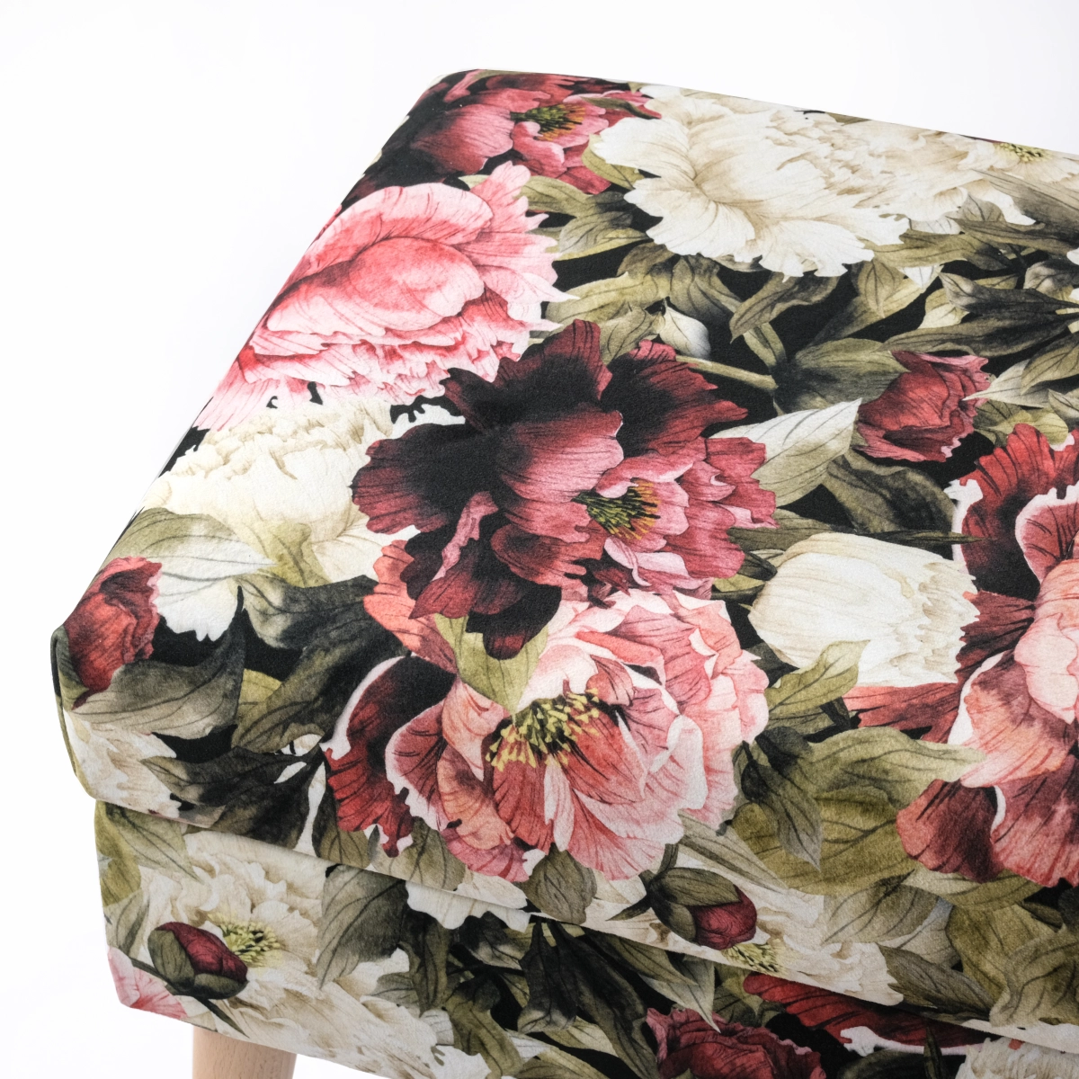 Un coffre à motif floral, un meuble élégant et pratique