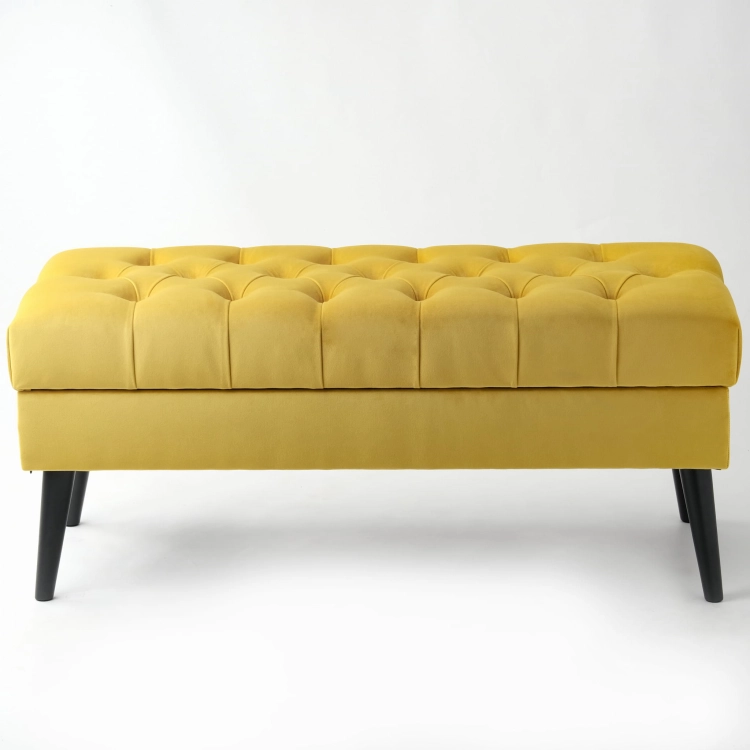 Coffre matelassé élégant de couleur miel, meuble pratique pour l'intérieur