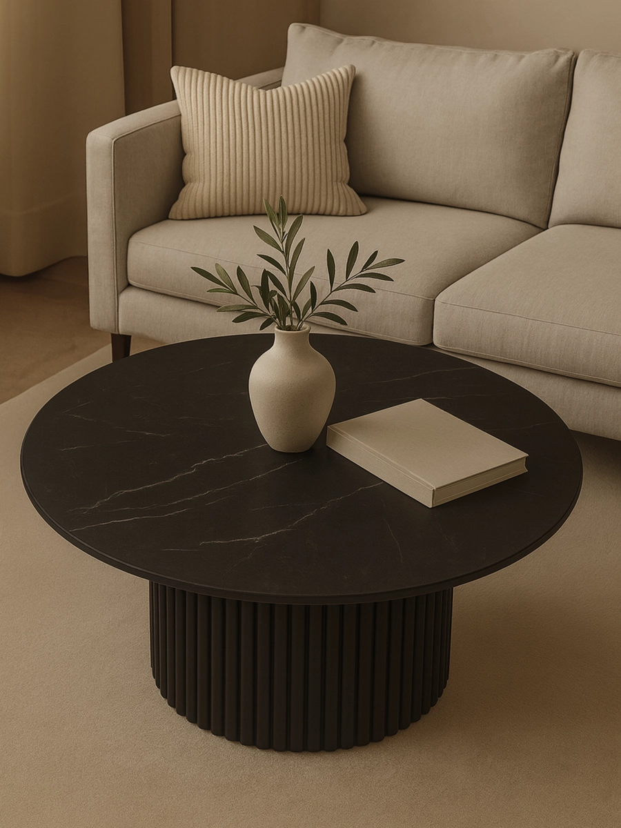 Table noire élégante avec plateau en pierre et base rainurée pour un intérieur élégant