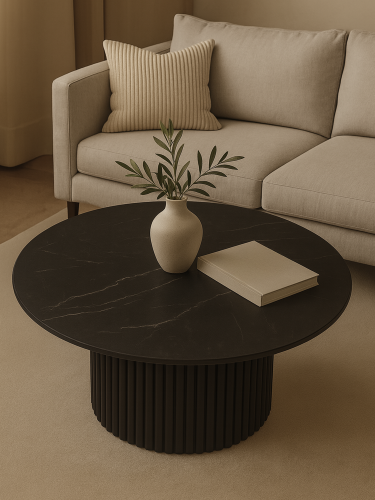 Table noire élégante avec plateau en pierre et base rainurée pour un intérieur élégant
