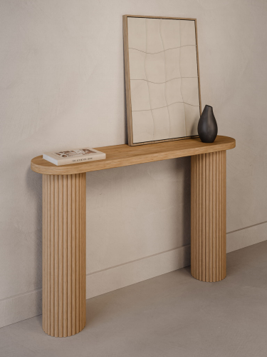 Console d'entrée avec pieds en bois cannelés et plateau en bois d'ameublement