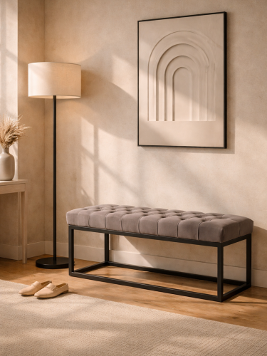 Banc matelassé de couleur grise sur pieds en métal