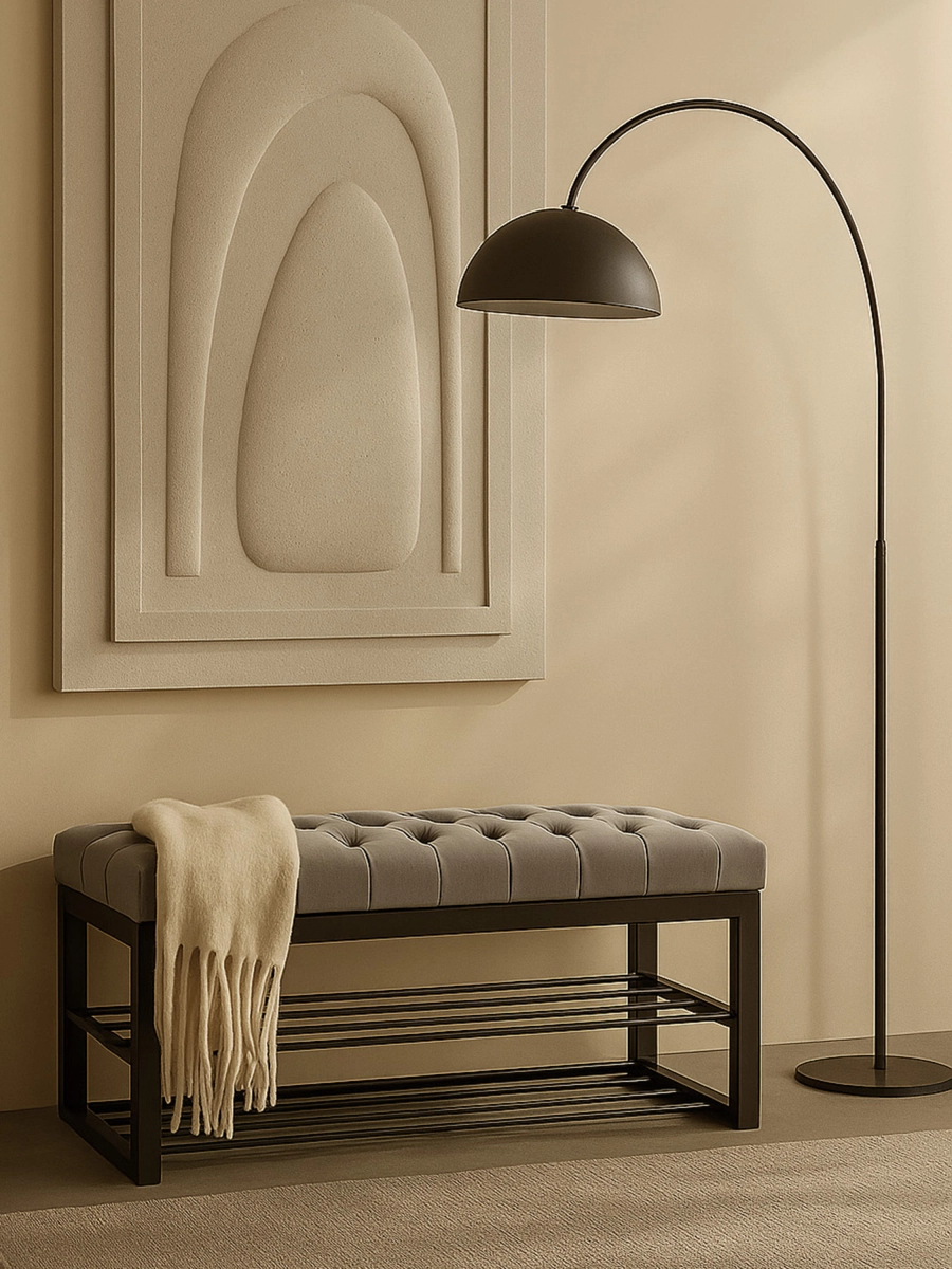 banc pour une pièce de style industriel en gris et avec étagères en acier