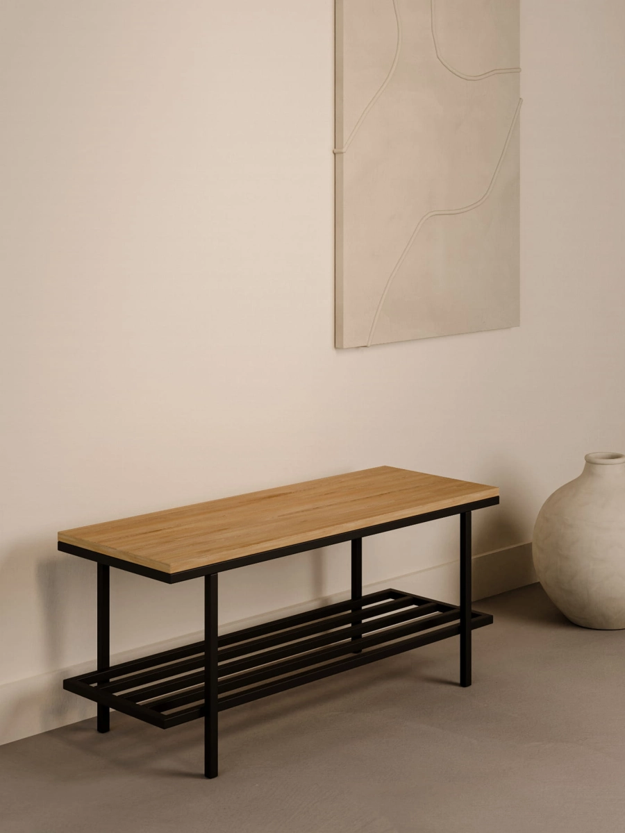 Banc avec plateau en bois de style industriel sur une base en acier dans un couloir
