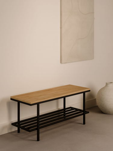 Banc avec plateau en bois de style industriel sur une base en acier dans un couloir