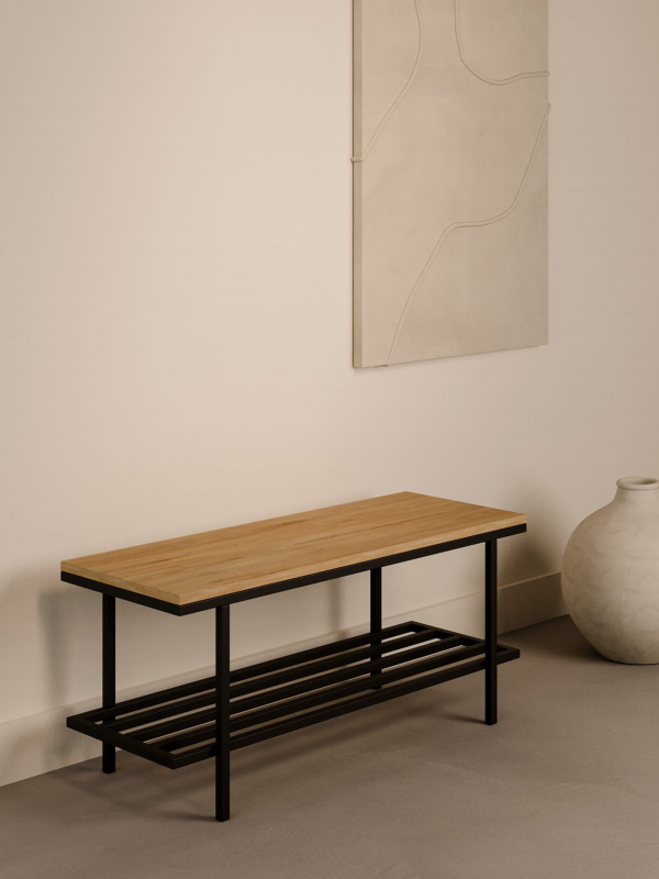 Banc avec plateau en bois de style industriel sur une base en acier dans un couloir