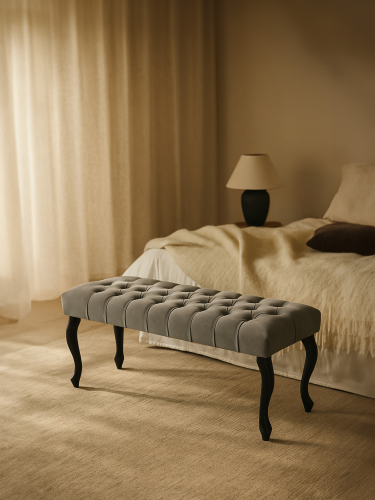 Banc matelassé gris avec pieds noirs