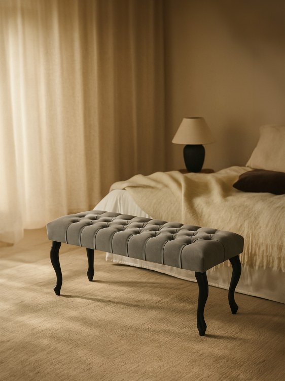 Banc matelassé gris avec pieds noirs