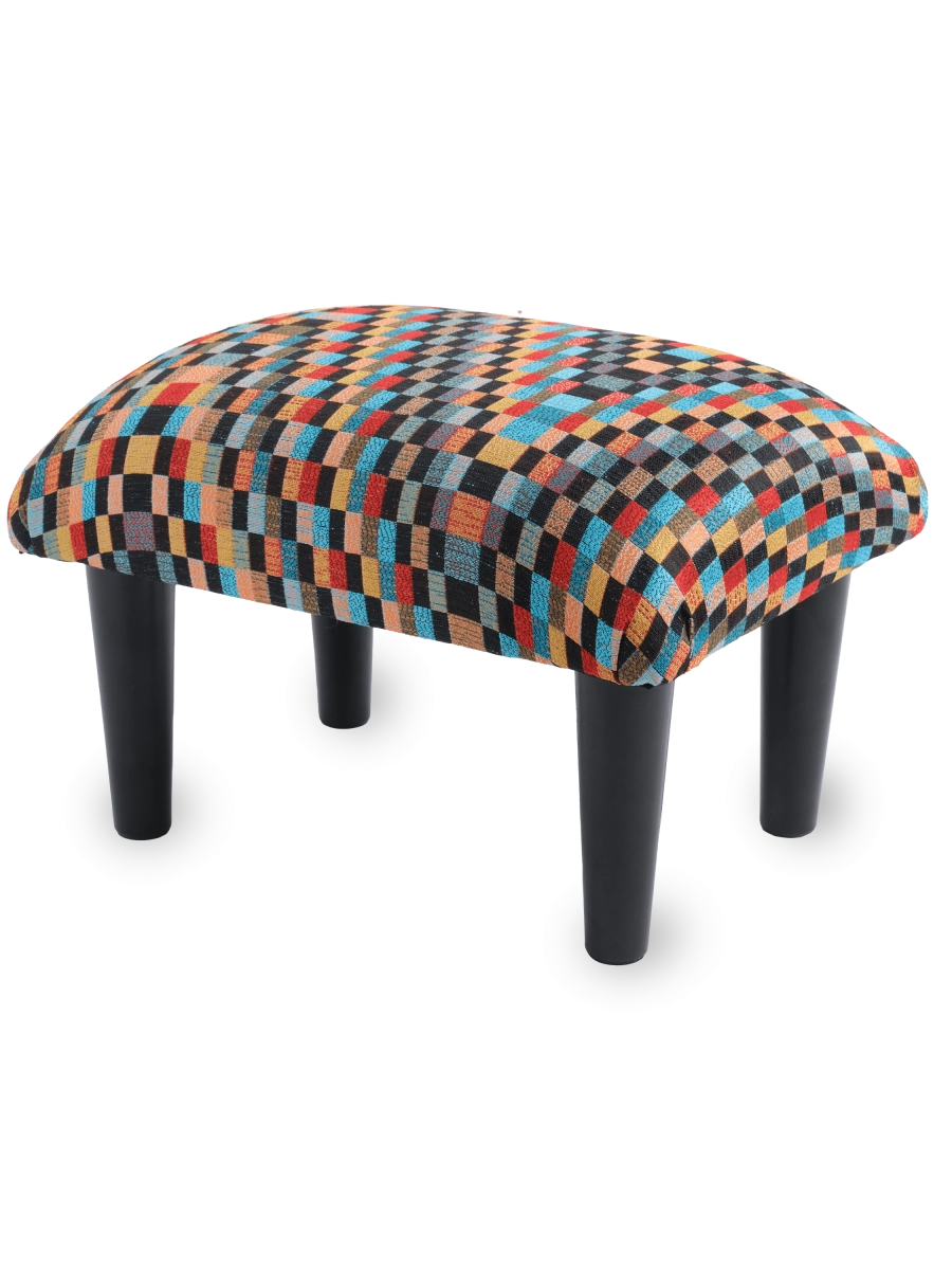 Repose-pieds de fauteuil coloré, un accent vivant et élégant pour l'intérieur