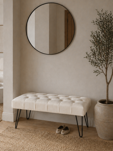 Banc capitonné crème avec pieds décoratifs en épingle