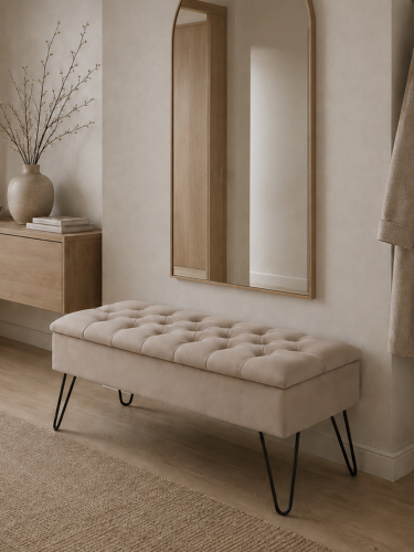 Pouf matelassé latte avec rangement et pieds en épingle, un meuble élégant et moderne