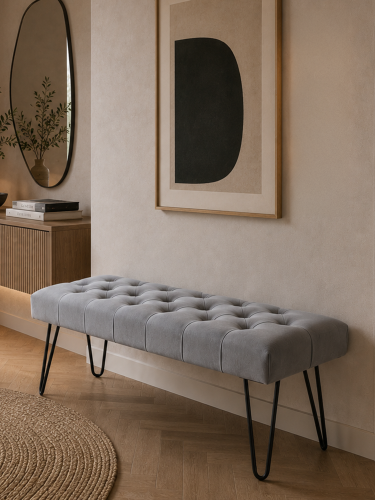 Banc gris avec assise capitonnée et pieds en métal en forme d'épingle dans un style loft
