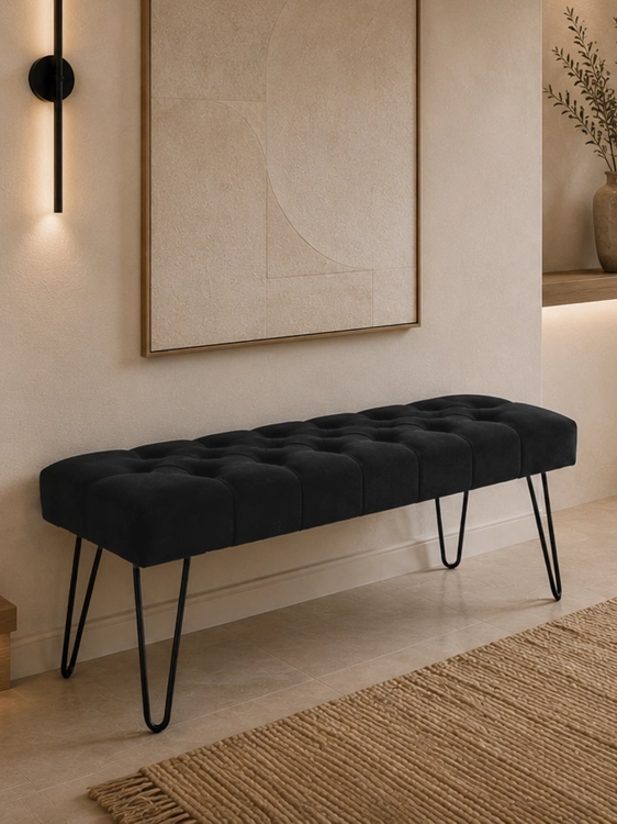 Banc matelassé noir avec pieds en épingle - un meuble élégant et moderne pour le salon ou le couloir