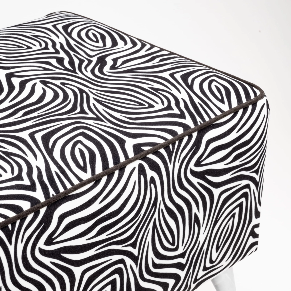 Banc rembourré à motif zèbre avec base en métal