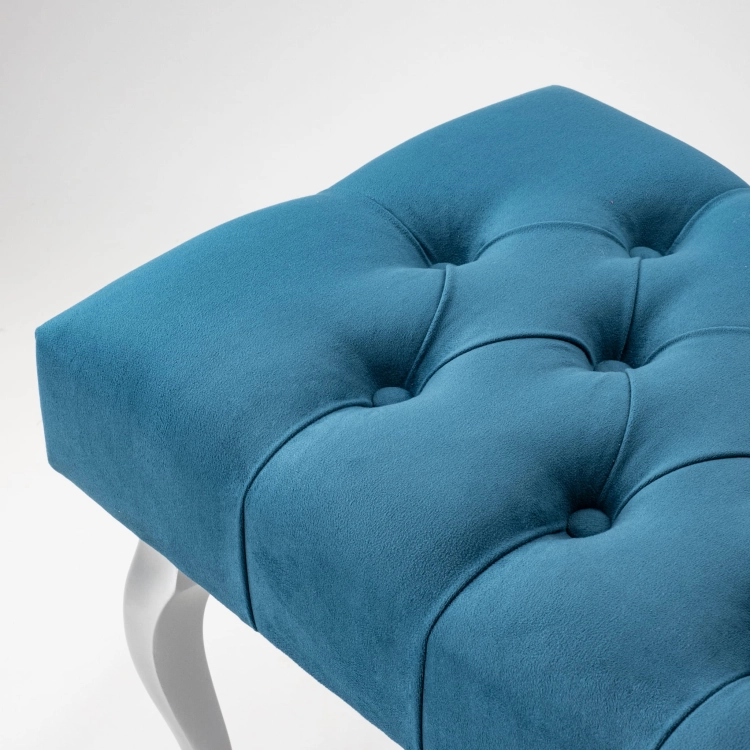 Élégant banc capitonné turquoise avec pieds en métal argenté