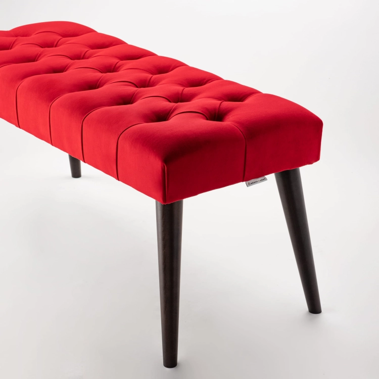 Banc matelassé de couleur rouge intense