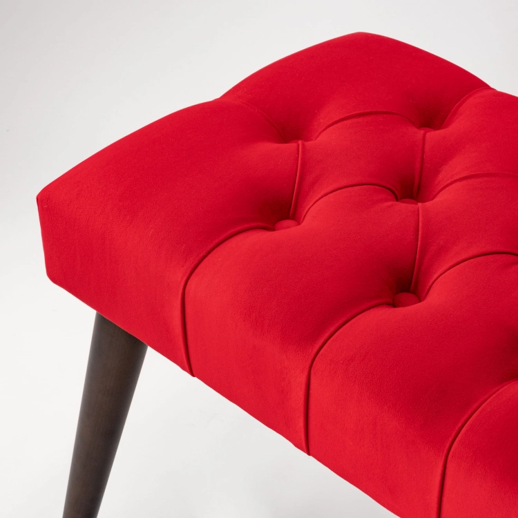 Banc matelassé rouge élégant