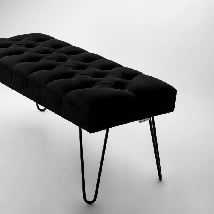 Banc élégant capitonné noir avec pieds en métal