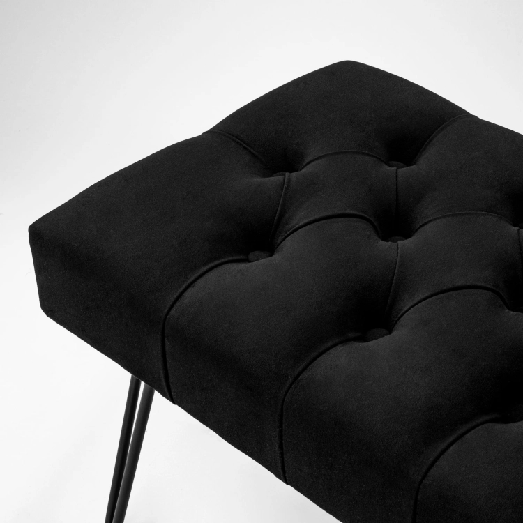 Banc matelassé noir avec pieds en épingle