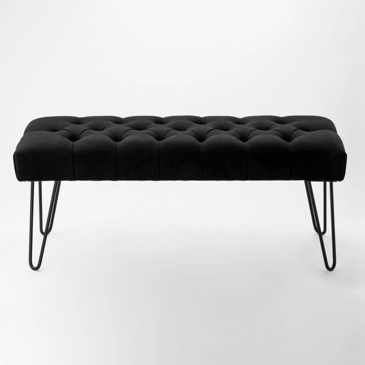 Banc matelassé noir avec pieds en épingle