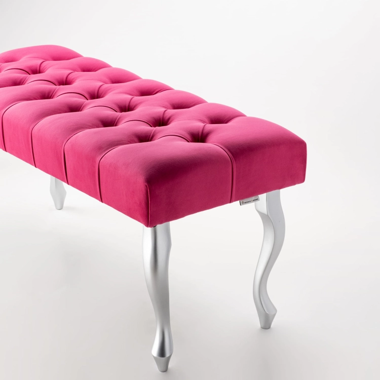 Banc matelassé fuchsia avec pieds argentés