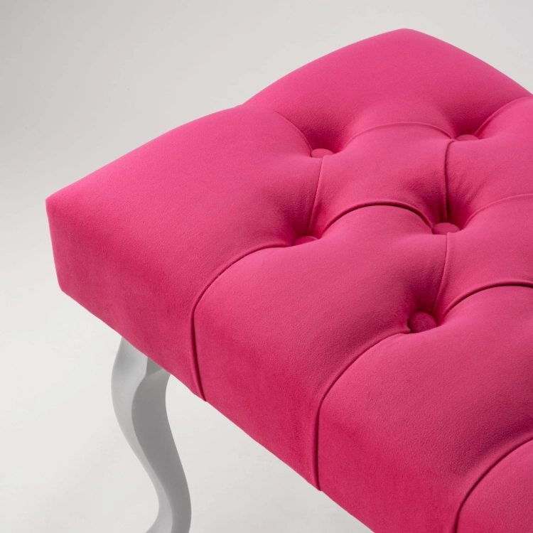 Banc élégant tufté fuchsia avec pieds en métal argenté, parfait pour un salon ou un dressing
