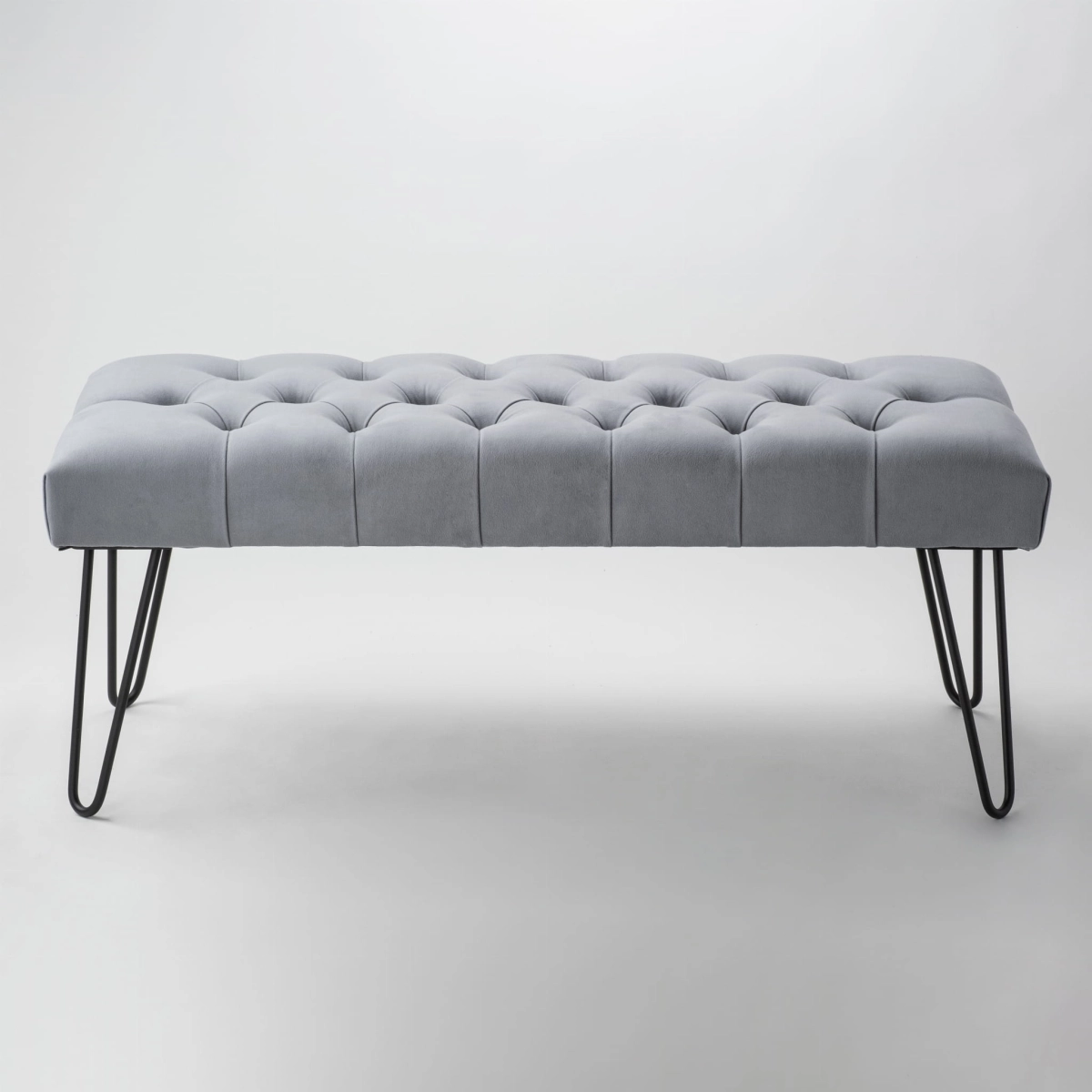 Banc gris élégant avec un siège capitonné et des pieds en métal