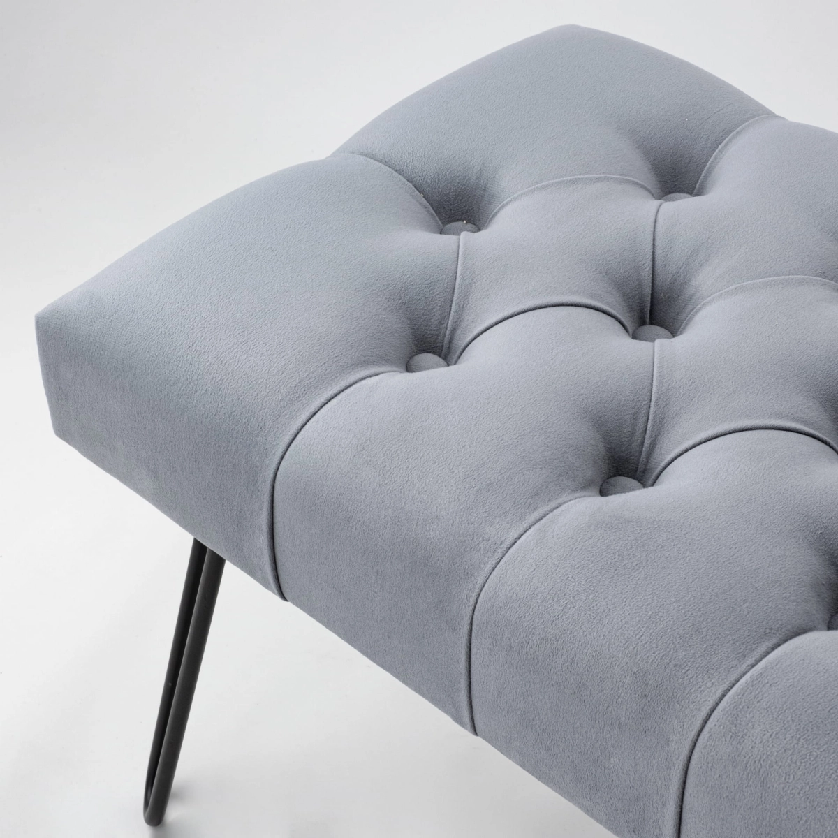 Banc gris matelassé avec pieds en métal pour le couloir