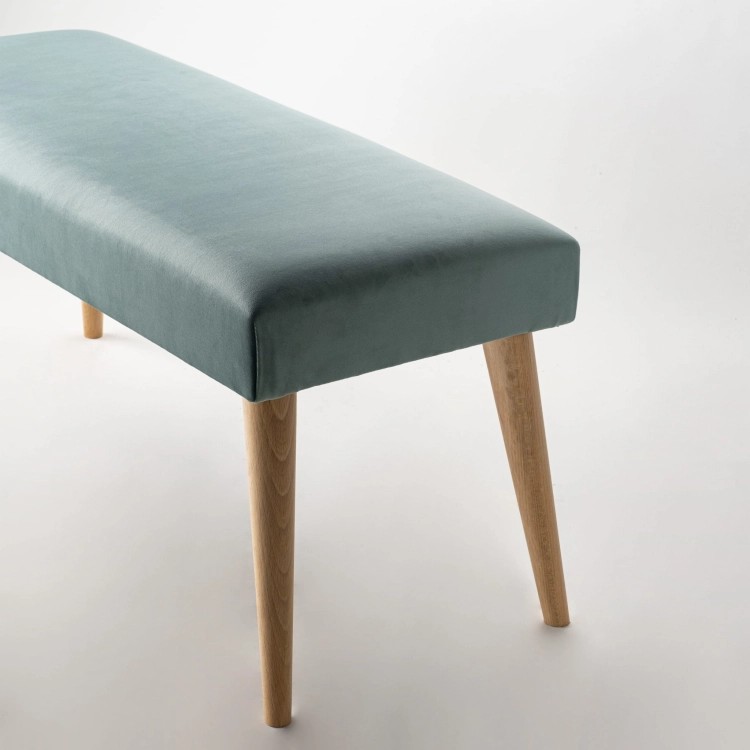 Banc élégant de couleur menthe avec rembourrage et base en bois, parfait pour un salon ou un couloir