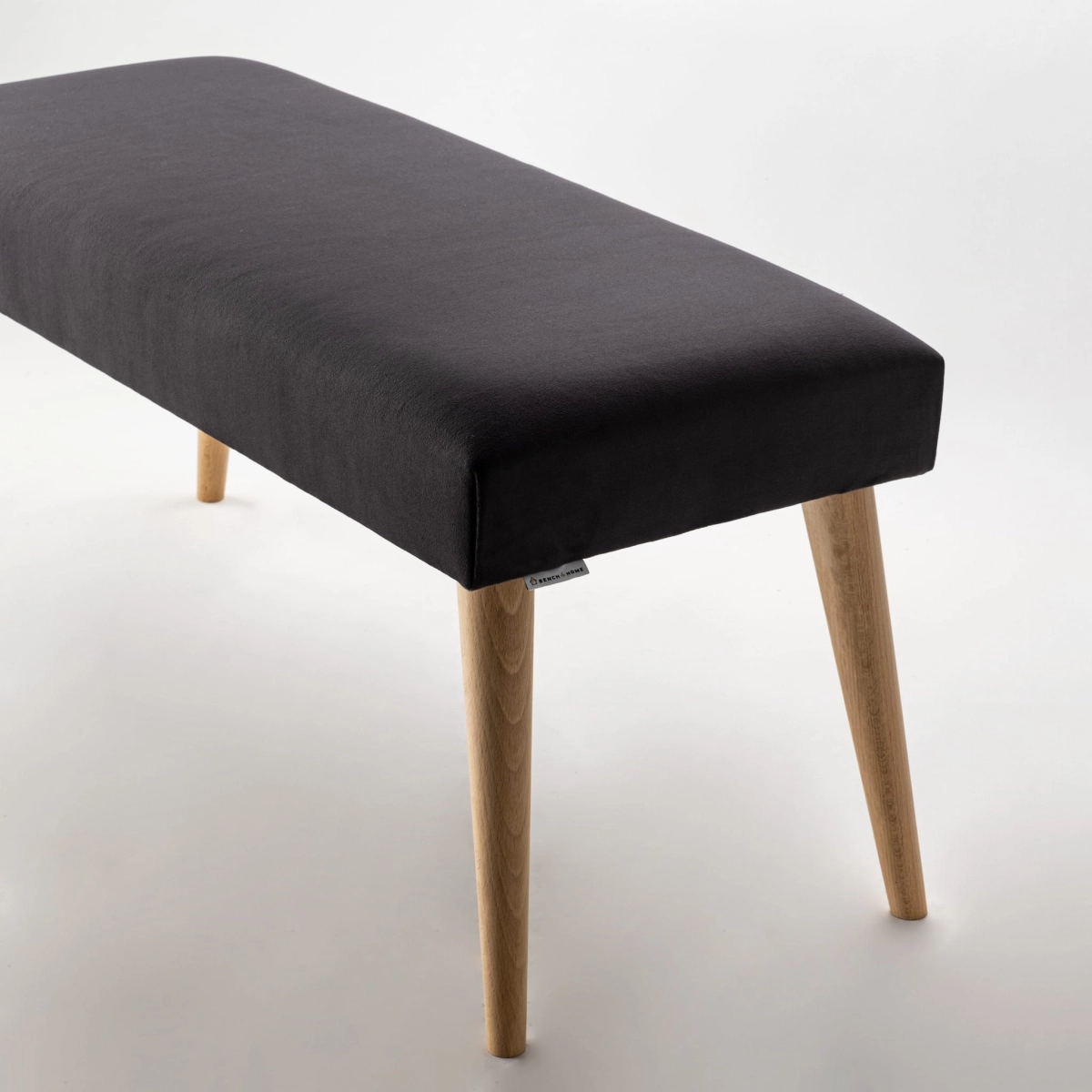 Banc rembourré en graphite avec pieds en bois, un meuble universel pour le salon, la chambre ou le couloir