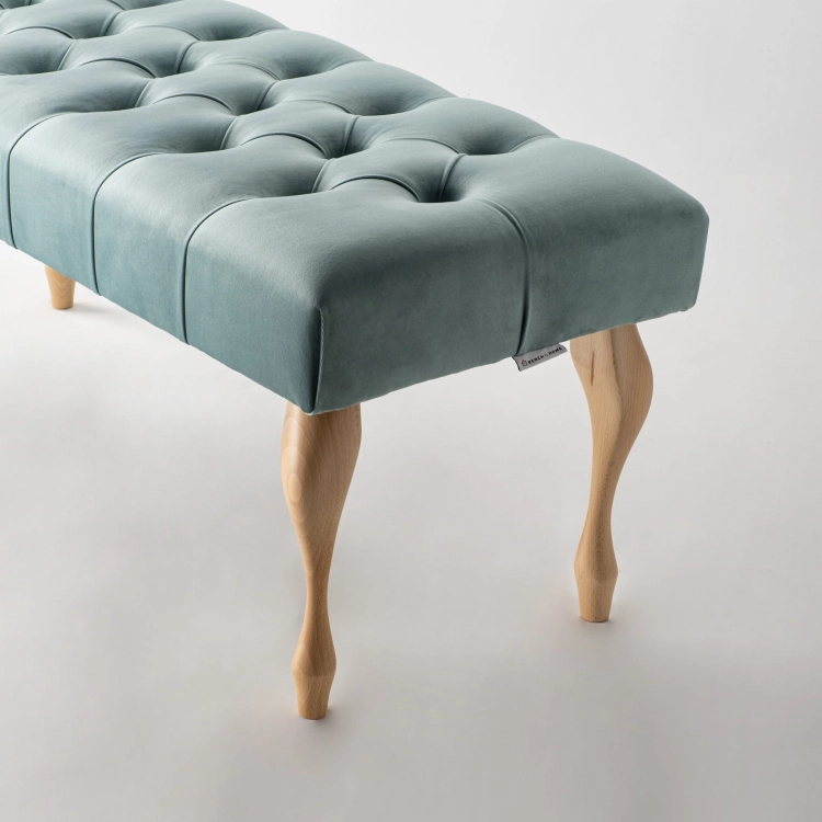 Banc matelassé à la menthe avec pieds en bois classiques