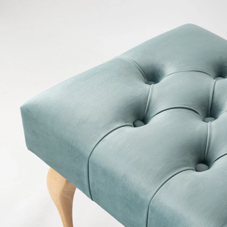 Banc capitonné menthe avec pieds en bois : une touche de fraîcheur pour un intérieur lumineux et moderne