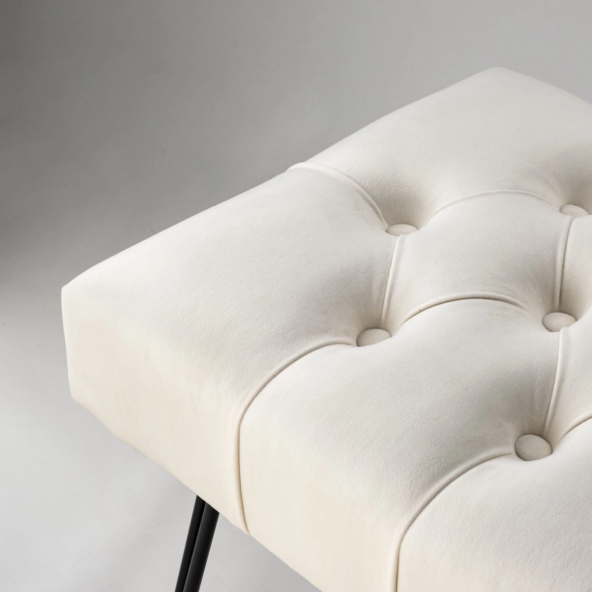 Banc capitonné crème avec pieds en épingle design