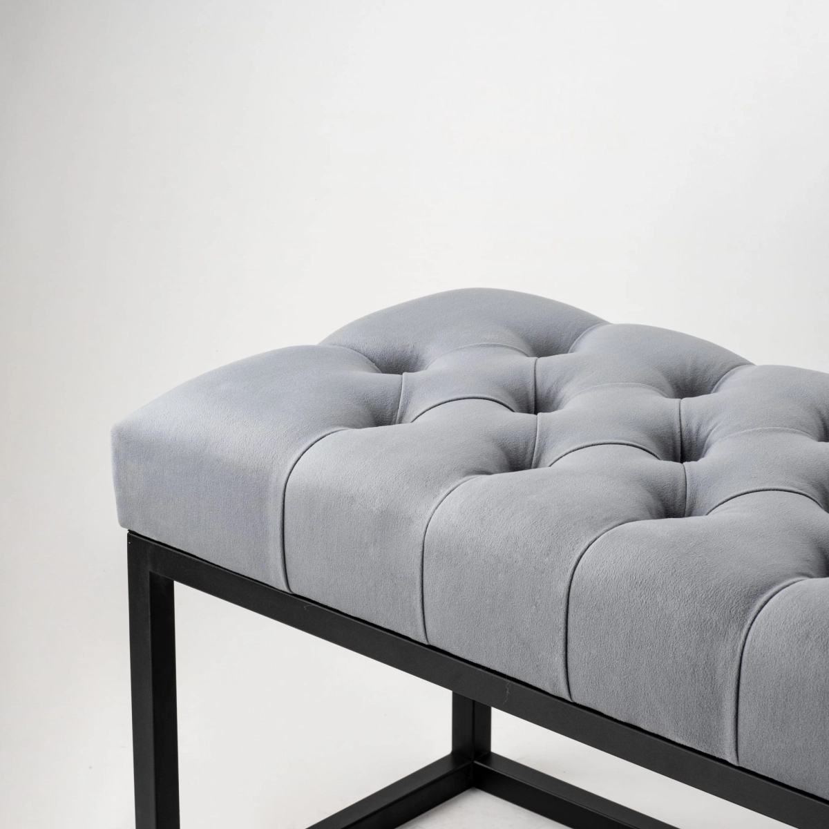 Banc industriel matelassé sur structure métallique