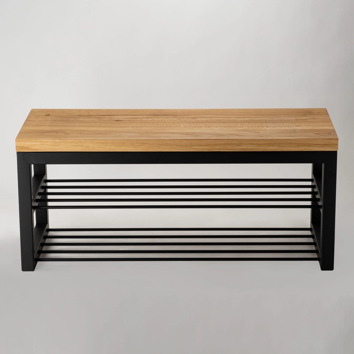 Un banc avec un plateau en bois et une base en acier dans un style loft.