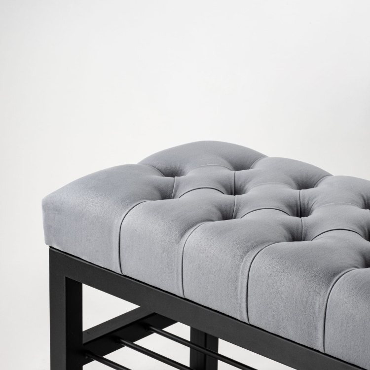 banc matelassé industriel gris avec étagères en métal