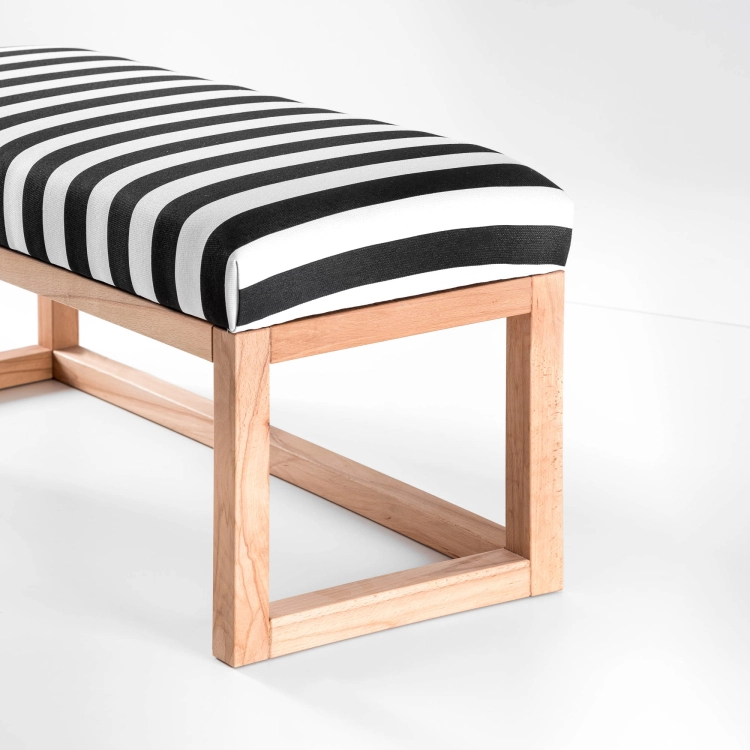 Banc moderne avec revêtement rayé, étagère et cadre en bois