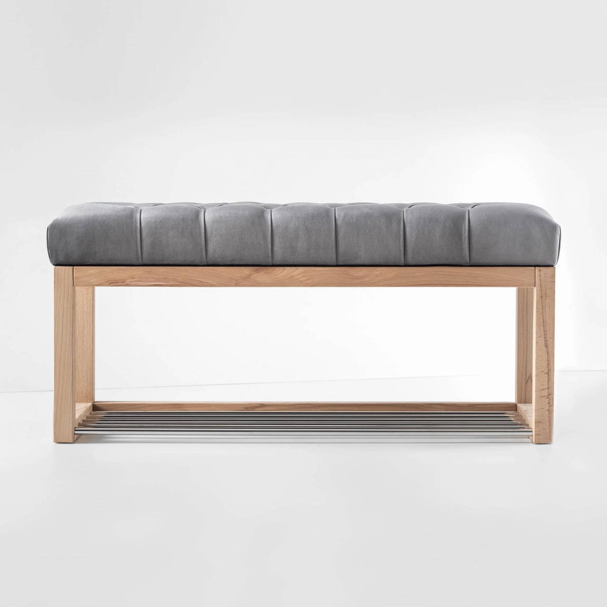 Banc avec assise matelassée grise et structure en bois