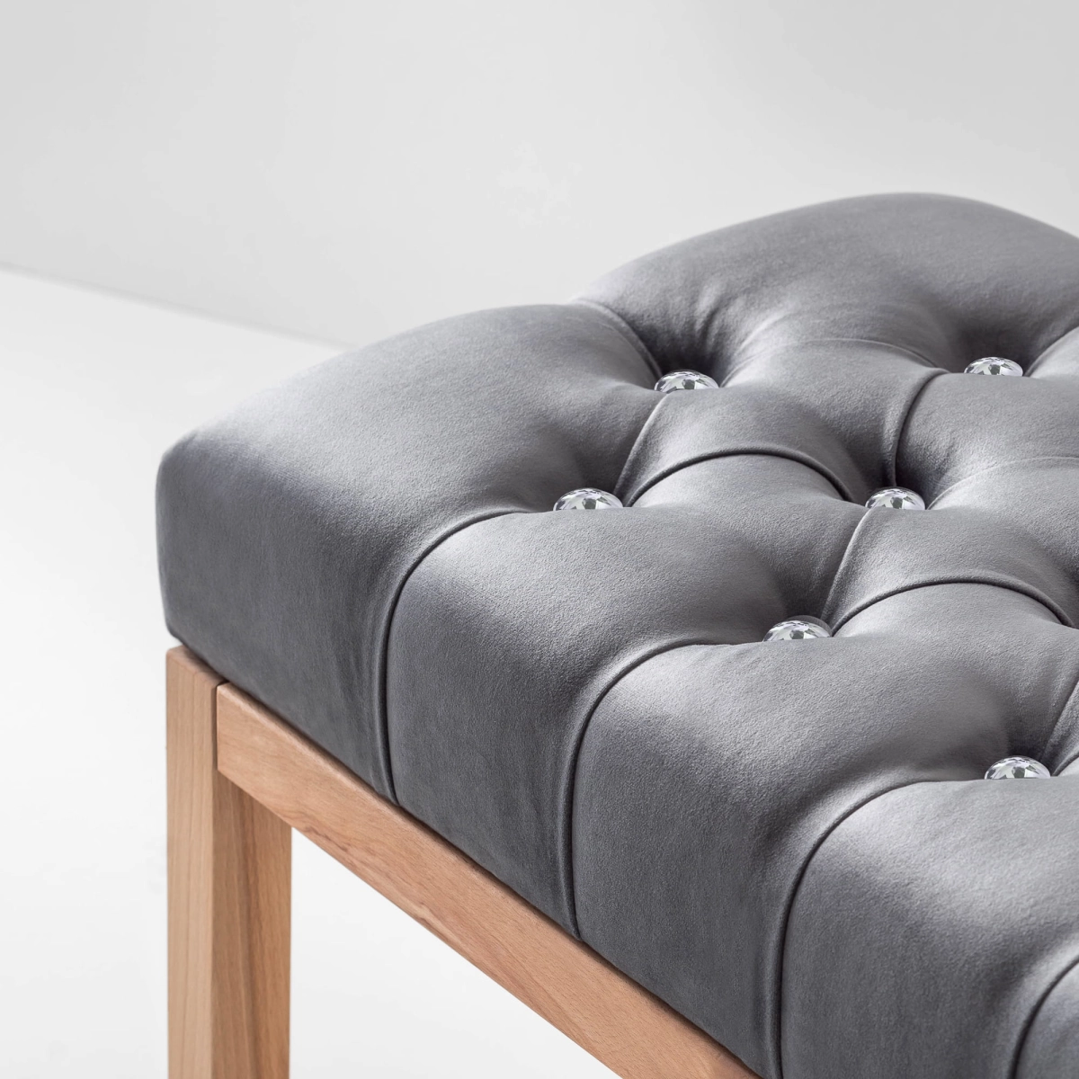 Banc de couloir élégant avec un siège matelassé gris et une étagère pratique