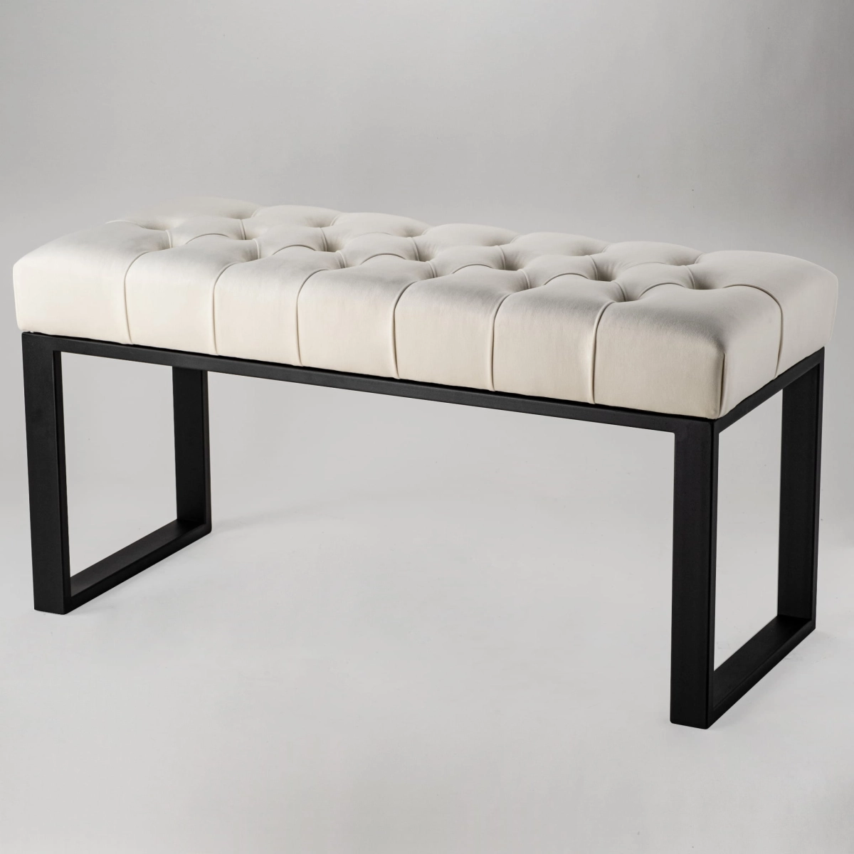 Banc matelassé industriel blanc sur pieds en métal